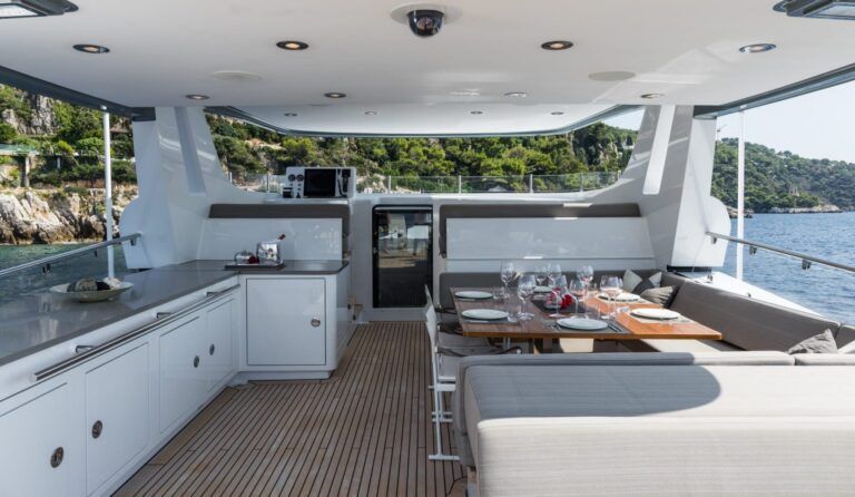 BELLE-top-deck-dining-1